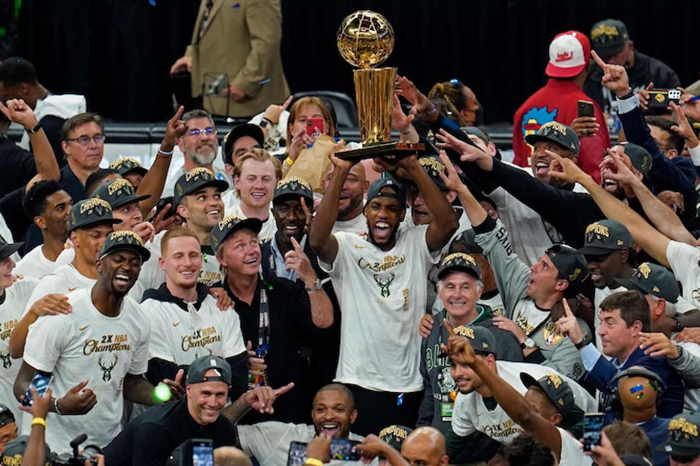 NBA'de Milwaukee Bucks 50 yıl sonra şampiyon oldu NBA'de Milwaukee Bucks 50 yıl sonra şampiyon oldu
